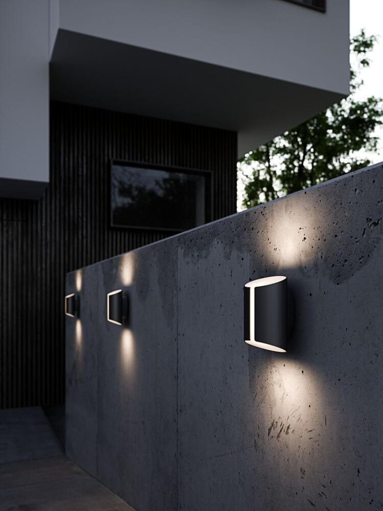 LED Außenwandlampe Grip Smart IP54 an einer modernen Wand im Freien, strahlt sanftes Licht aus.