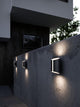 LED Außenwandlampe Grip Smart IP54 an einer modernen Wand im Freien, strahlt sanftes Licht aus.