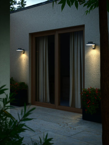 LED Außenwandlampe Justina Solar IP44 beleuchtet Eingangsbereich mit klassischen Design.