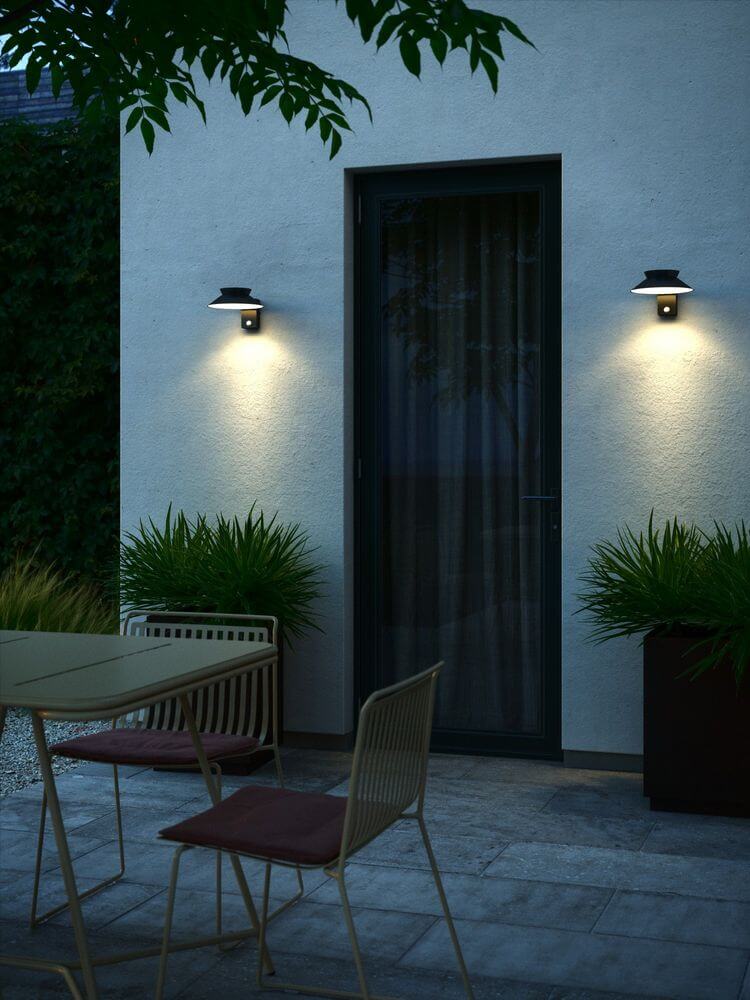 LED Außenwandlampe Justina Solar IP44 beleuchtet den Eingangsbereich und sorgt für Sicherheit und Sichtbarkeit.