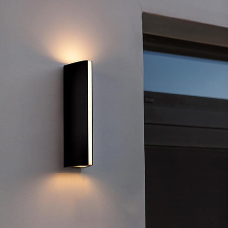 LED Außenwandlampe Leo IP44 Anthrazit an einer Wand, strahlend warmweißes Licht abgebend.