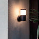 LED Außenwandlampe PLIM 2 3000K IP65 Dunkelgrau an einer Außenwand montiert und leuchtet.
