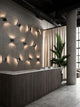 Moderne LED Außenwandlampe Turn IP54 in stilvollem Innenraum mit Schatteneffekten an der Wand.
