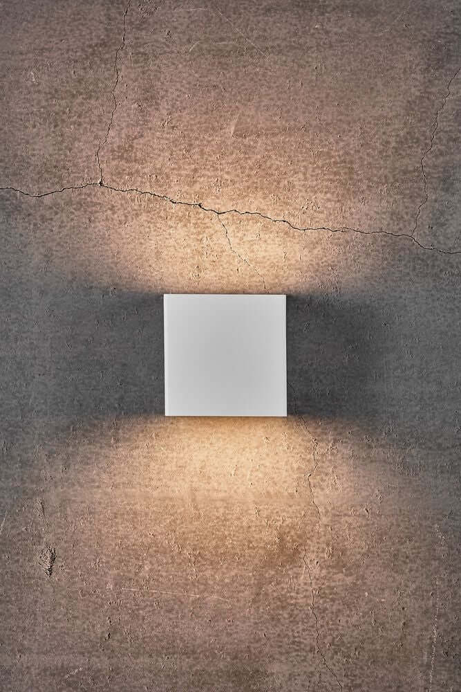 LED Außenwandlampe Turn IP54 an einer Betonwand mit Licht- und Schatteneffekten.