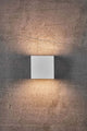 LED Außenwandlampe Turn IP54 an einer Betonwand mit Licht- und Schatteneffekten.