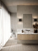 Moderner Badezimmer-Interieur mit LED Außenwandlampe Turn IP54 und eleganter Badewanne.