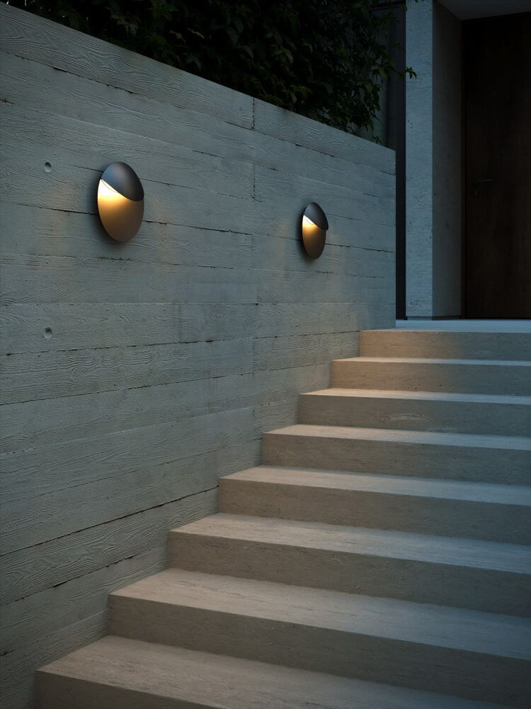 LED Außenwandlampe Valopin IP54 an einer Treppe mit indirekter Beleuchtung.