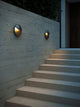 LED Außenwandlampe Valopin IP54 an einer Treppe mit indirekter Beleuchtung.