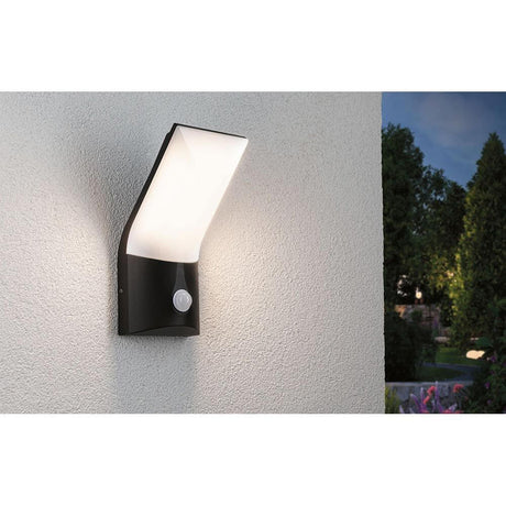 LED Außenwandleuchte Adya Sensor Anthrazit IP54 an Außenwand mit Bewegungsmelder und diffusem Licht.