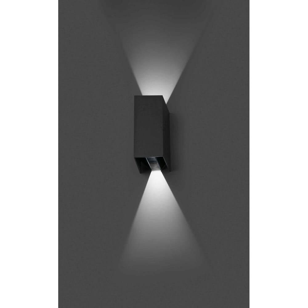LED Außenwandleuchte BLIND 2x3W 3000K IP54 Dunkelgrau an einer Wand montiert, strahlendes Licht nach oben und unten.