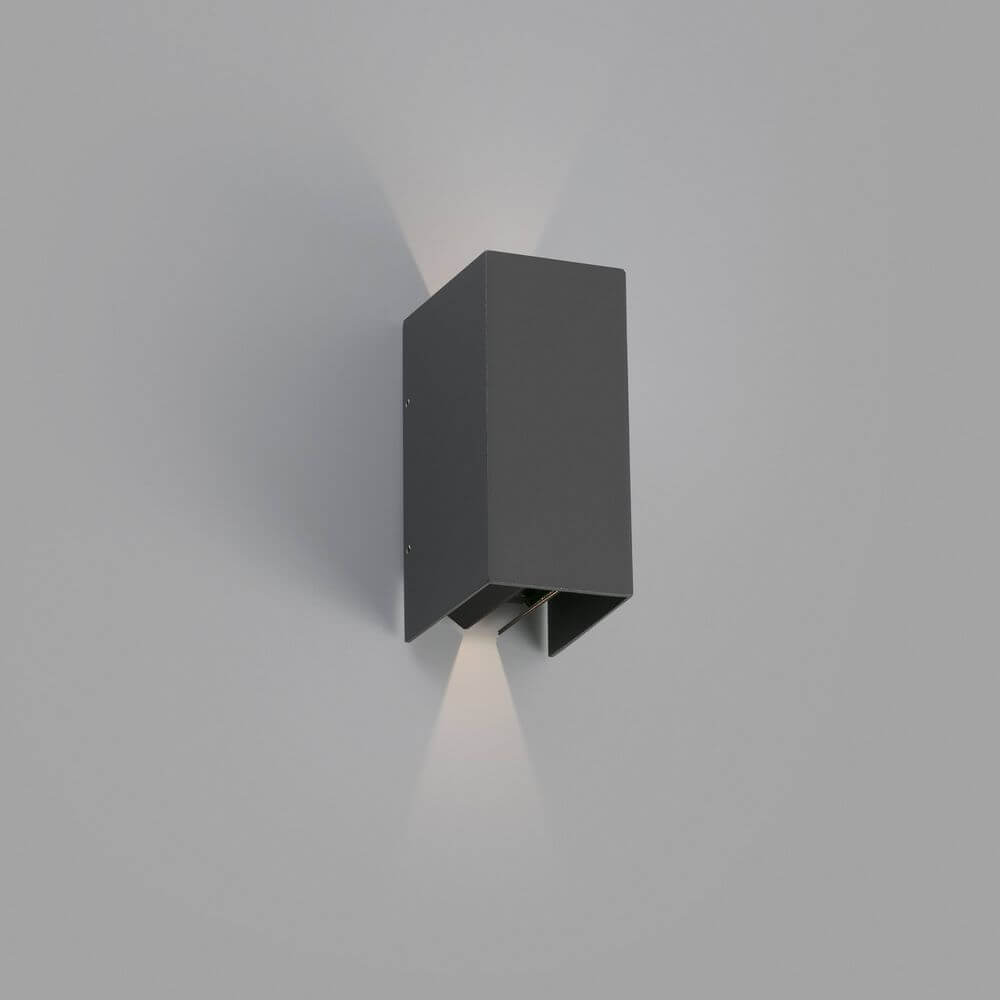 LED Außenwandleuchte BLIND 2x3W 3000K IP54 Dunkelgrau an einer Wand installiert, modernes Design.