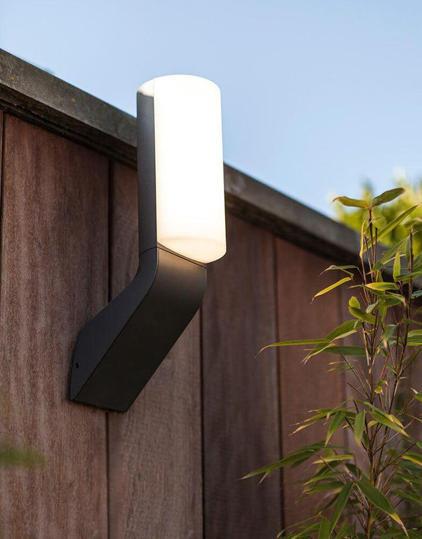 LED Außenwandleuchte Bati IP44 Anthrazit an der Wand montiert, ideal für Außenbereiche.