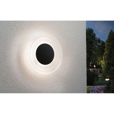 LED Außenwandleuchte Circea Anthrazit Aluminium an einer außenliegenden Wand installiert mit blendfreier Ausleuchtung.
