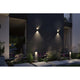LED Wandleuchte Concrea aus schwarzem Sandstein, beleuchtet Fassade mit nach oben und unten strahlendem Licht.