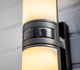 LED Außenwandleuchte Cyra mit Sensor IP44 Anthrazit – Detailansicht der Lichtzylinder und Sockel.