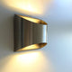 LED Außenwandleuchte Dodd IP54 Edelstahl an der Wand montiert mit warmweißem Licht.