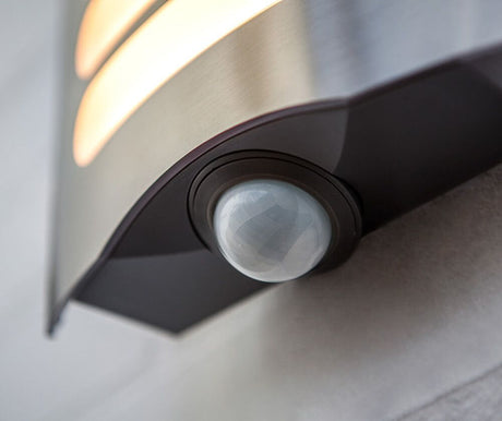 LED Außenwandleuchte Farell mit Sensor IP44 Edelstahl - Hochschwenkbarer Sensor und elegantes Design.