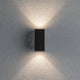 LED Außenwandleuchte Flame Anthrazit Metall an einer Wand, zeigt indirekte Beleuchtungseffekte.