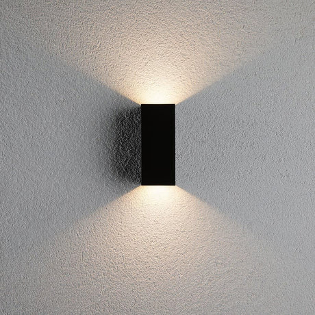 LED Außenwandleuchte Flame Eckig 65x70mm Anthrazit mit indirekten Lichtakzenten an der Wand.