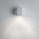 LED Außenwandleuchte Flame Weiß, Metall an einer Wand, beleuchtet den Bereich mit indirektem Licht.