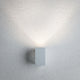 LED Außenwandleuchte Flame Weiß, Metall an einer strukturierten Wand installiert, projiziert attraktives Licht.