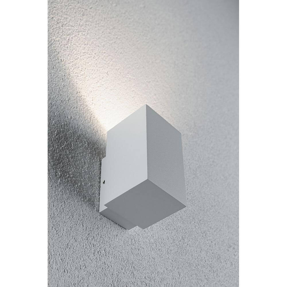 LED Außenwandleuchte Flame Weiß, Metall an einer Wand montiert, sorgt für indirekte Lichtakzente im Außenbereich.