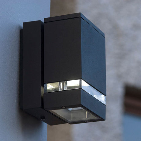 LED Außenwandleuchte Focus IP44 Anthrazit an einer Wand montiert, modernes Design mit seitlichem Lichtschlitz.