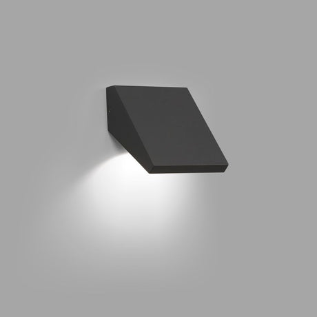 LED Außenwandleuchte GUIZA 3000K IP65 Dunkelgrau an einer Wand installiert, modernes Design, dunkle Farbgebung.