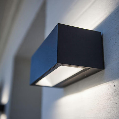 LED-Außenwandleuchte Gemini Anthrazit 22cm an einer Wand installiert, modernes und elegantes Design.
