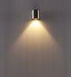 LED Außenwandleuchte Ilumi IP54 Chrom an einer Wand mit warmem Licht.