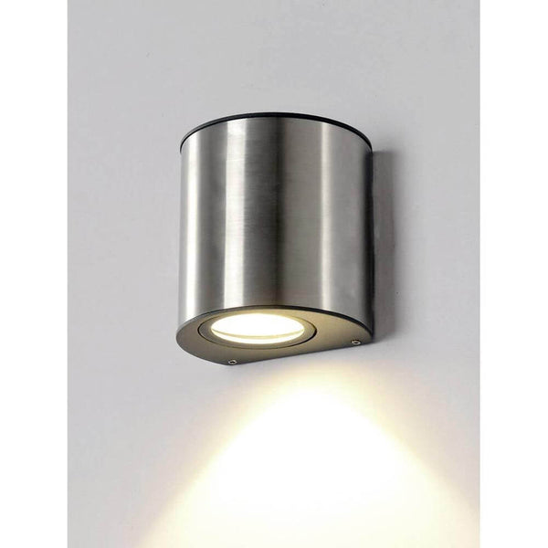 LED Außenwandleuchte Ilumi IP54 Chrom an einer Wand montiert mit modernem Design und warmem Licht.