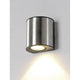 LED Außenwandleuchte Ilumi IP54 Chrom an einer Wand montiert mit modernem Design und warmem Licht.