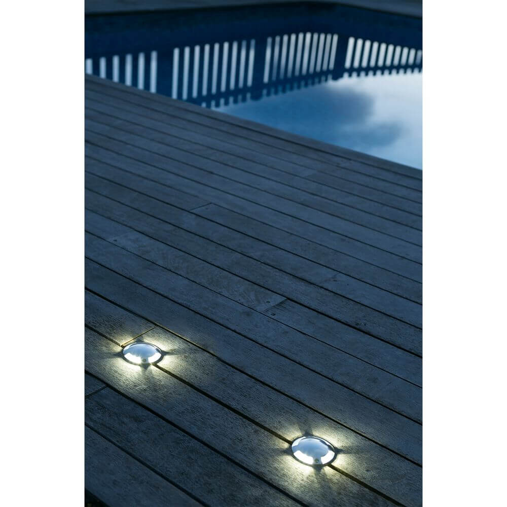 LED Aufbaulampe KEENAN-3 6500K IP67 Nickel-Matt auf Holzterrasse am Pool