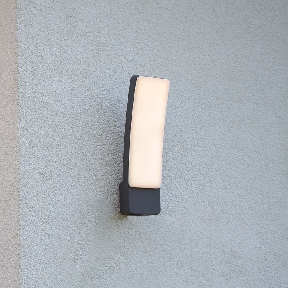 LED-Außenwandleuchte Kira Anthrazit IP54 an einer Wand installiert, stilvolles und modernes Design.