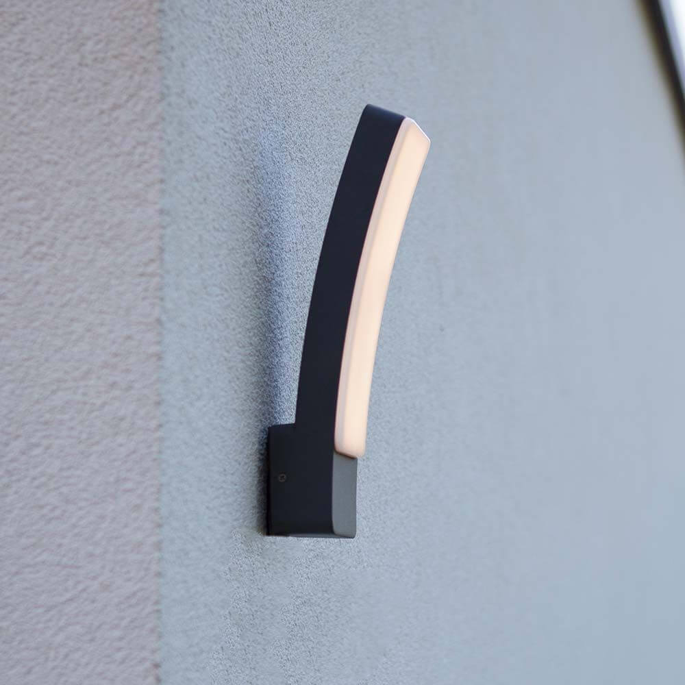 LED-Außenwandleuchte Kira Anthrazit IP54 an einer Wand montiert, modernes Design und elegante Beleuchtung.