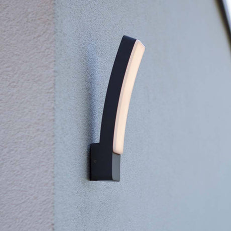 LED-Außenwandleuchte Kira Anthrazit IP54 an einer Wand montiert, modernes Design und elegante Beleuchtung.