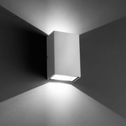 LED Außenwandleuchte LING 6W 4000K IP54 Weiß an einer Wand, modernes Design, energiesparend und wetterfest.
