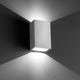 LED Außenwandleuchte LING 6W 4000K IP54 Weiß an einer Wand, modernes Design, energiesparend und wetterfest.