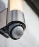 LED Außenwandleuchte Leda mit Sensor IP44 Edelstahl, Detailansicht des Sensors und der Edelstahloberfläche.