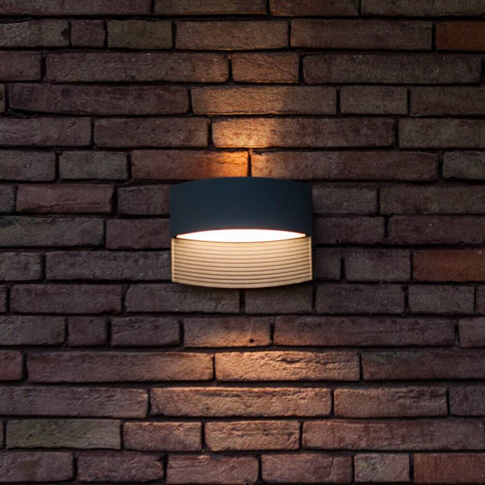 LED Außenwandleuchte Lotus IP54 Anthrazit an Ziegelwand mit warmweißem Licht