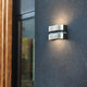 LED Außenwandleuchte Maya IP44 Edelstahl in modernem Design an einer Wand montiert, strahlt nach oben und unten Licht.