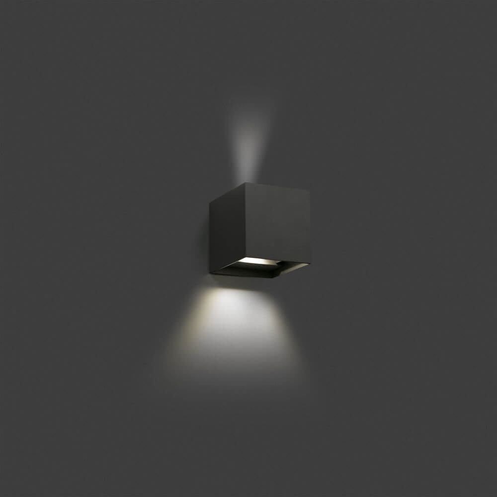 LED Außenwandleuchte OLAN 3000K IP54 Dunkelgrau an einer Wand montiert, modernes Design