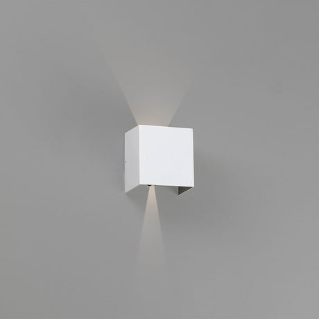 LED Außenwandleuchte OLAN 3000K IP54 Weiß an grauer Wand, moderne Beleuchtung für Außenbereiche.