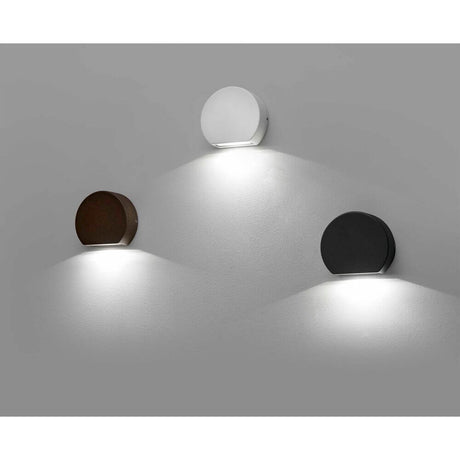 LED Außenwandleuchte PILL 3000K IP54 Weiß in verschiedenen Farben an einer Wand montiert.