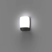LED Außenwandleuchte POL IP54 Dunkelgrau an der Wand montiert mit sanftem Licht.