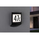 Moderne LED Hausnummernleuchte Padea mit Dämmerungssensor zeigt die Nummer 47c an.