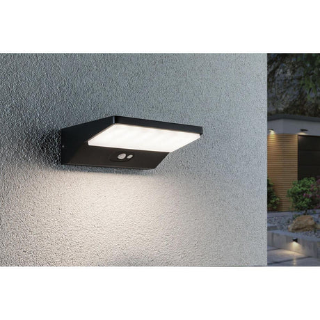 LED Außenwandleuchte Ronea Bewegungsmelder Alu, Dunkelgrau IP44 an einer Wand montiert.