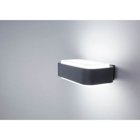 LED Außenwandleuchte STICKER IP65 Dunkelgrau an einer Wand installiert mit sanftem Licht.