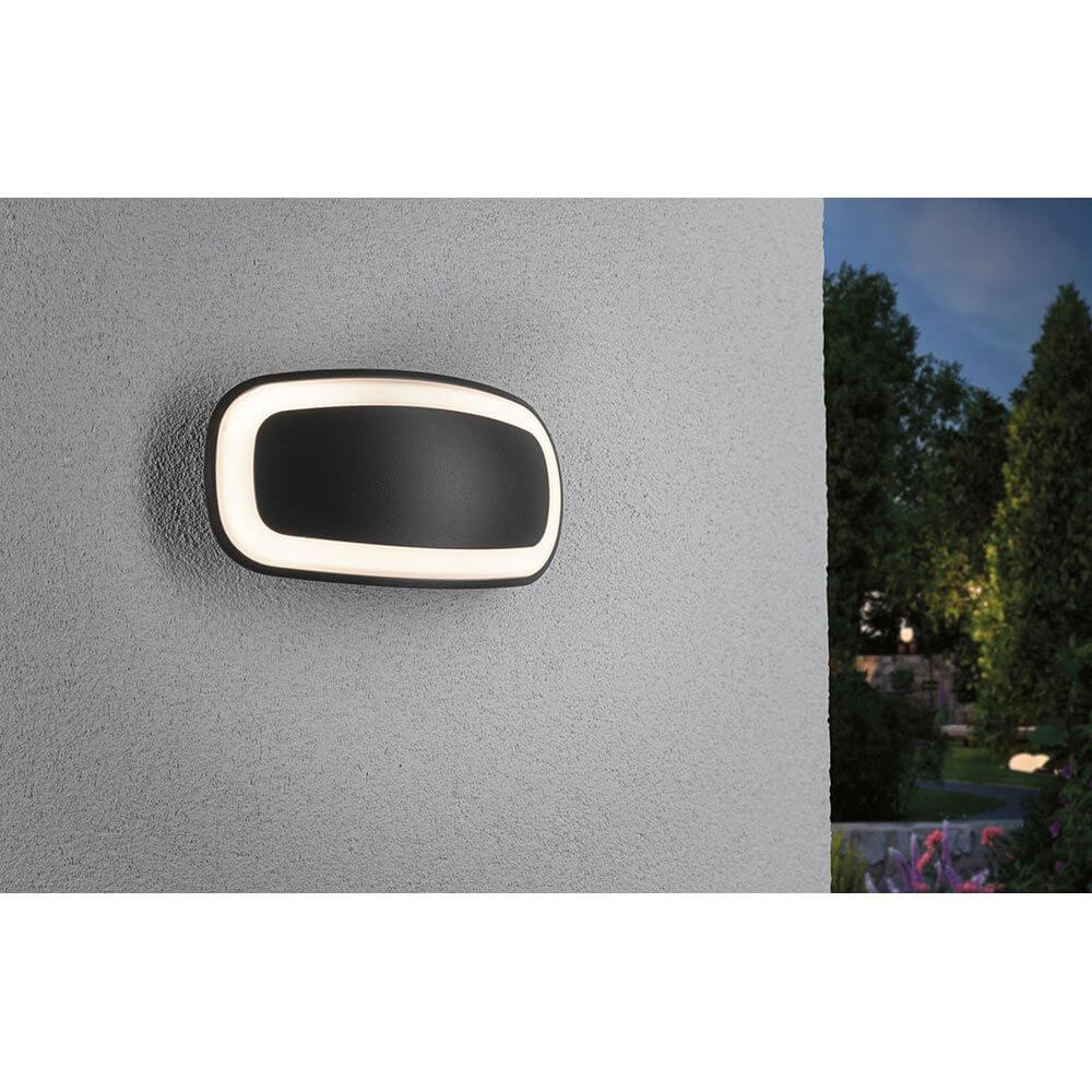 LED Außenwandleuchte Signea Anthrazit Aluminium an Außenwand mit blendfreiem Licht.