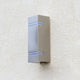 LED Außenwandleuchte Stripes IP54 Edelstahl auf einer Wand, modernes Design, Edelstahl-Oberfläche.
